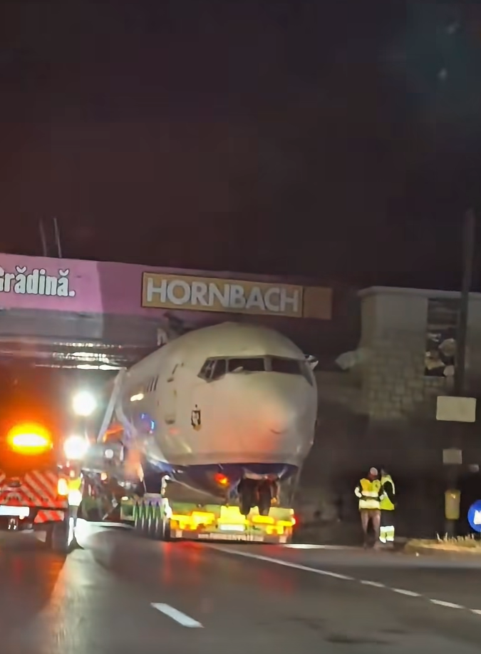 Un avion de pasageri a rămas blocat sub un pod în Balotești, în timpul transportului rutier