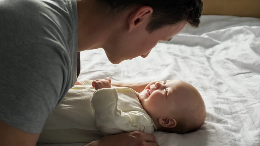 Ordinea în care apar „mama” și „tata” nu ține de preferința copilului pentru unul dintre părinți. FOTO: Shutterstock