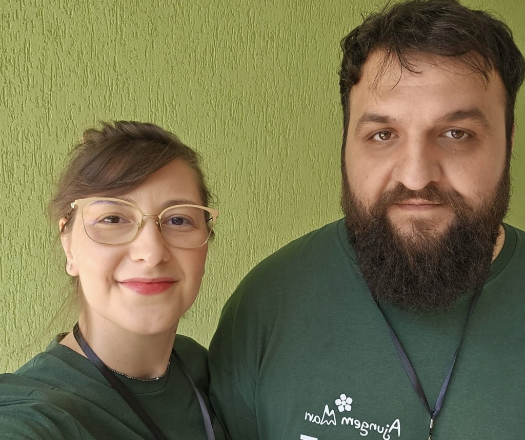 Cătălina și Vlad Fuică, voluntari la Asociația Ajungem MARI, îi sprijină pe copiii din sistemul de protecție prin meditații și mentorat. Cei doi sunt implicați și în coordonarea activităților educaționale. FOTO: Arhiva personală