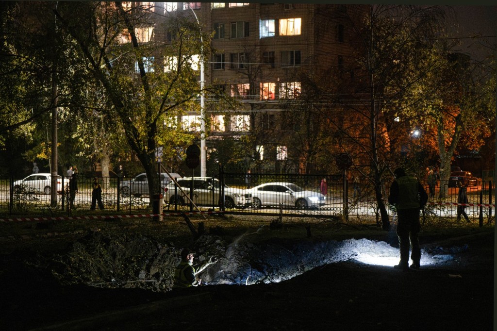 Kievul, zguduit de noi bombardamente rusești. Un pod important și un cămin studențesc, lovite de rachete