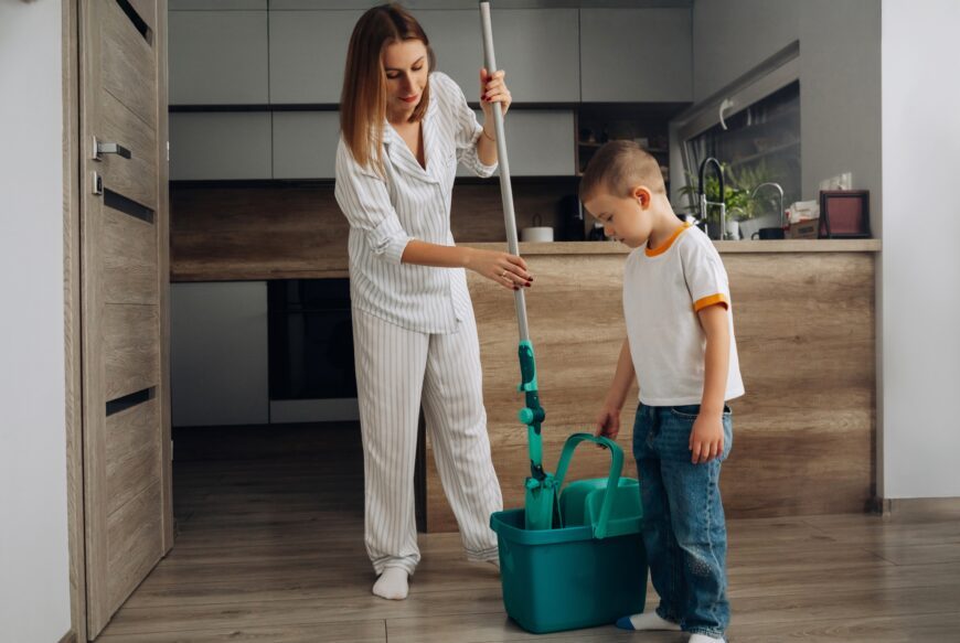 Folosește produsele clasice de curățenie și evită combinarea a două substanțe diferite, deoarece unele amestecuri pot elibera vapori toxici. FOTO: Shutterstock