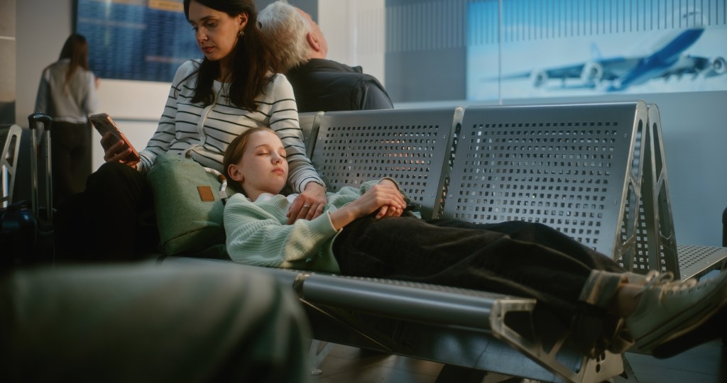 Dacă ți-ai pierdut actele și banii în vacanță, iar copilul este cu tine, ambasada sau consulatul României te poate ajuta să obții documentele necesare întoarcerii acasă. FOTO: Shutterstock