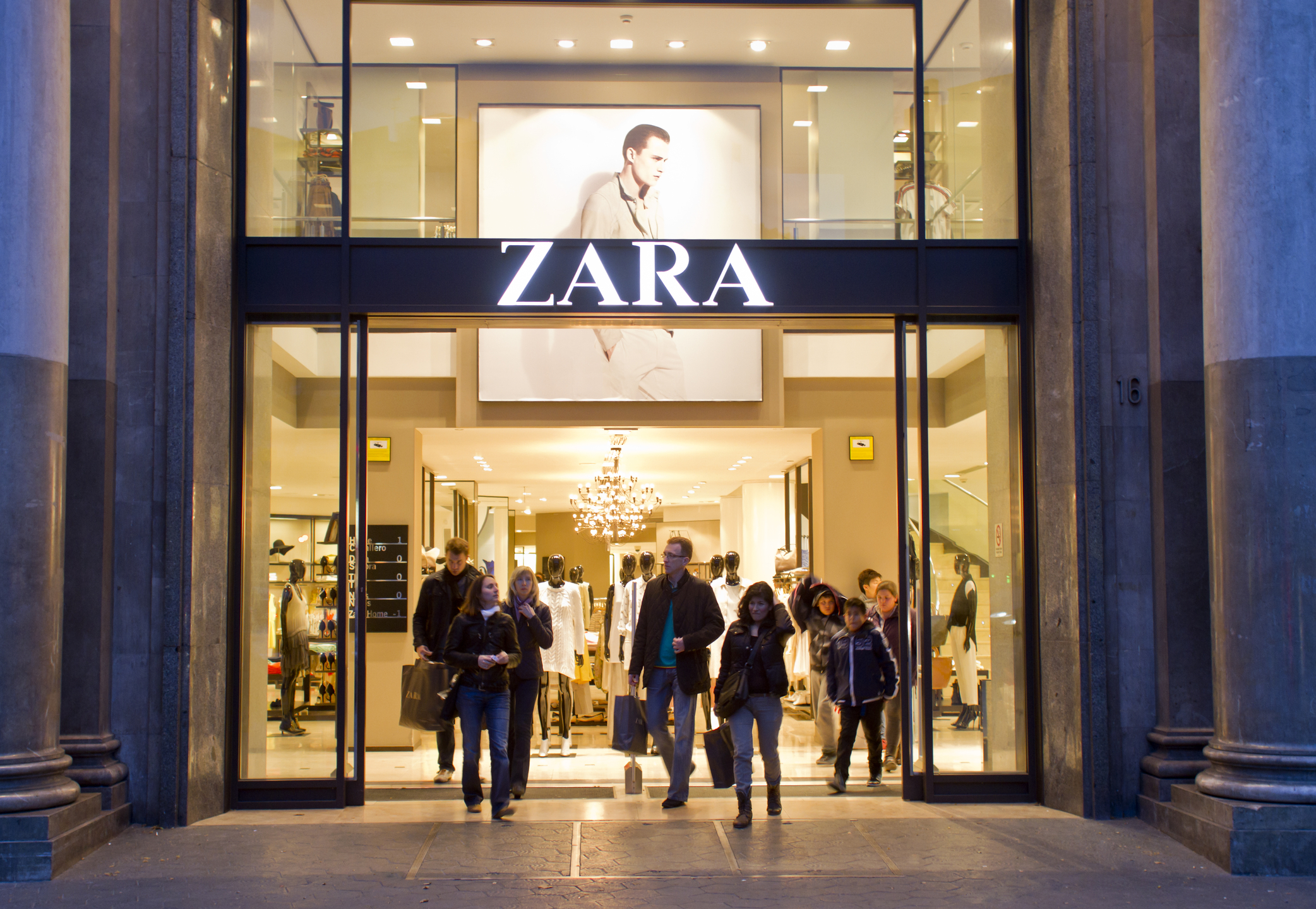 Zara retrage un costum de Halloween pentru copii după critici privind asemănarea cu uniforme din lagăre