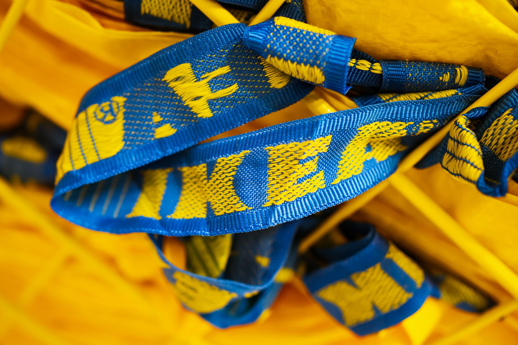 Imagine asociată subiectului: IKEA înlocuiește sacoșele FRAKTA cu un model reciclat, în două variante de volum