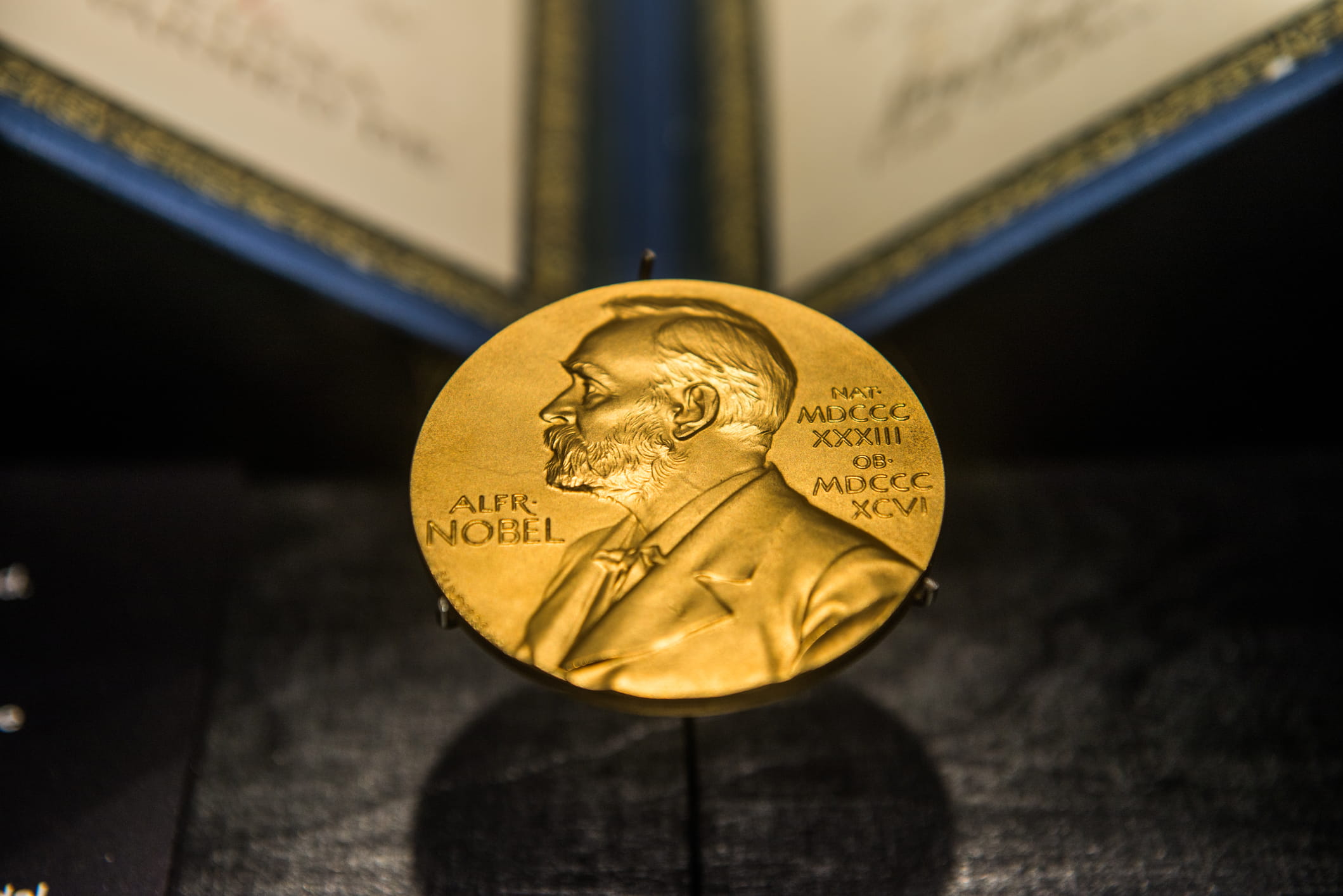 Imagine asociată subiectului: Nobelul pentru Chimie 2026, acordat lui Henri B. Kagan și Kenso Soai