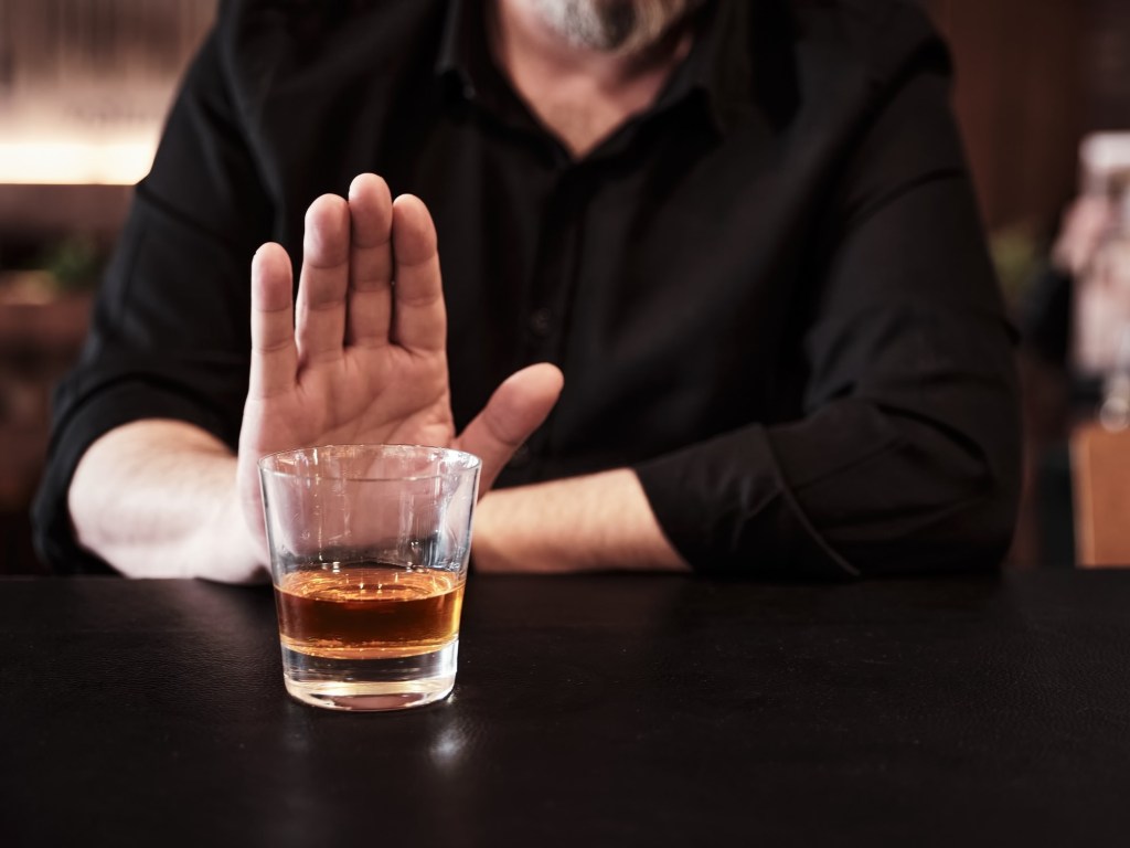 bărbat refuză pahar cu alcool