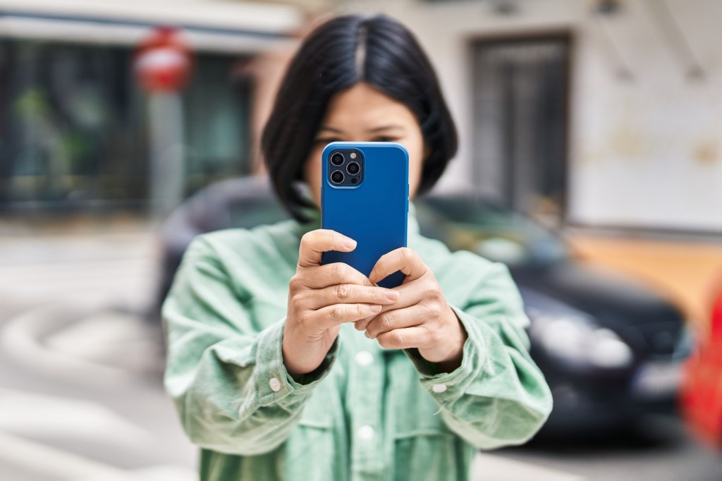 femeie care-și face selfie