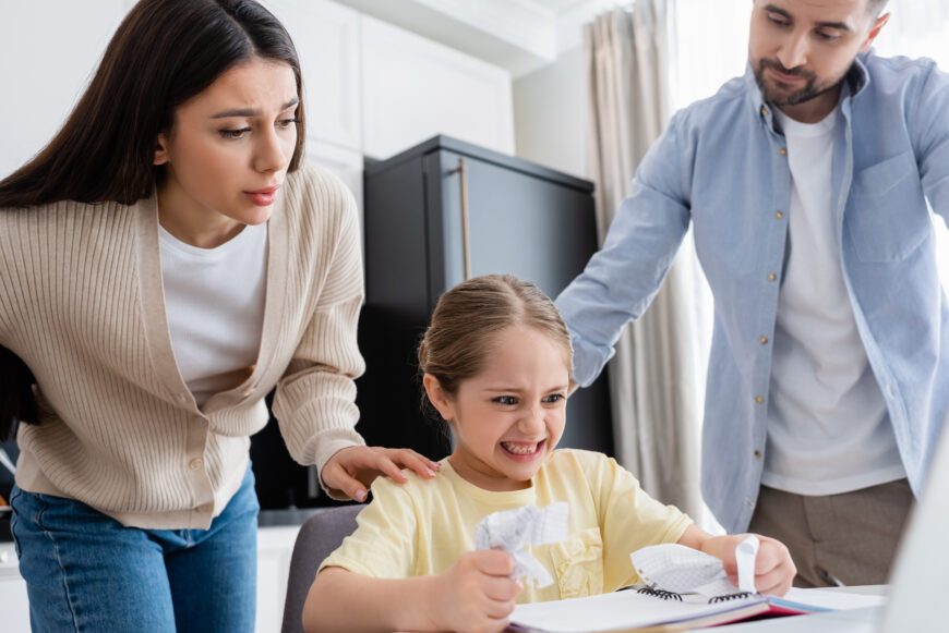 Parentingul cu blândețe poate deveni epuizant atunci când este confundat cu obligația de a reacționa impecabil în orice situație. Limitele, consecințele și momentele în care îți pierzi răbdarea au în continuare loc într-o relație sănătoasă cu copilul. FOTO: Shutterstock