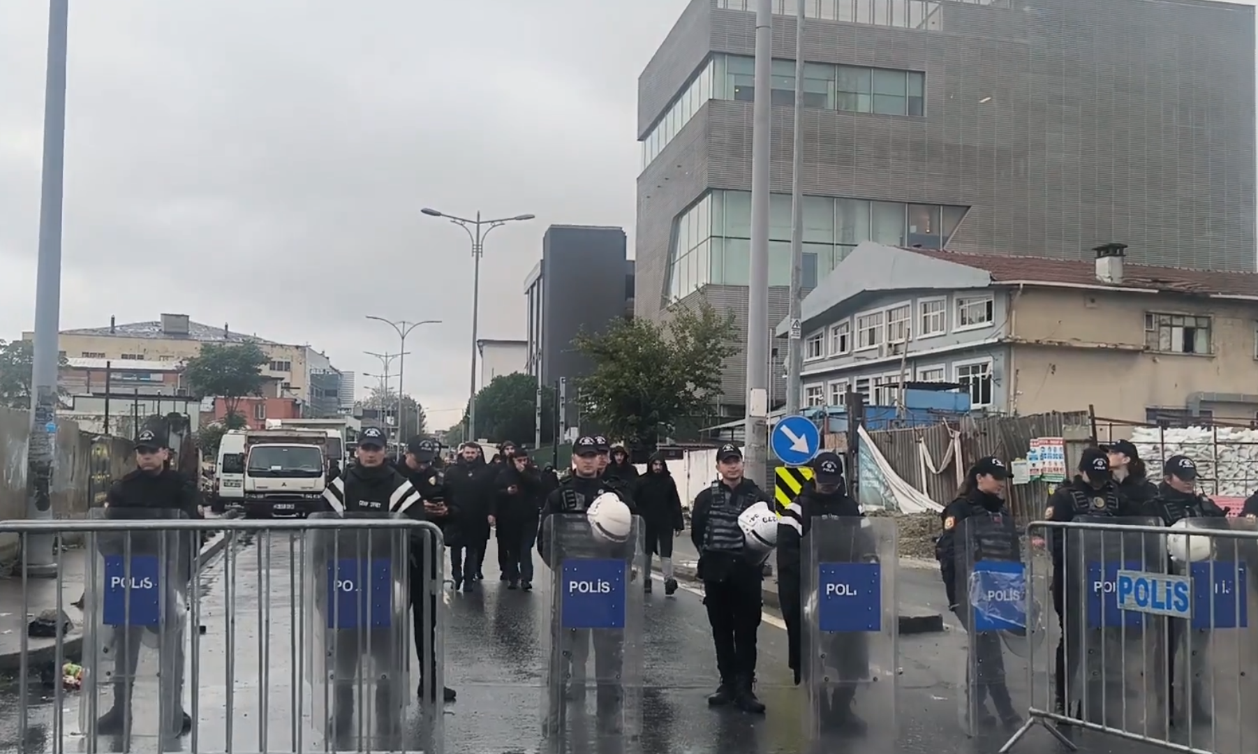 Poliția turcă a preluat controlul asupra principalului canal de televiziune al opoziției și a întrerupt transmisiunea în direct