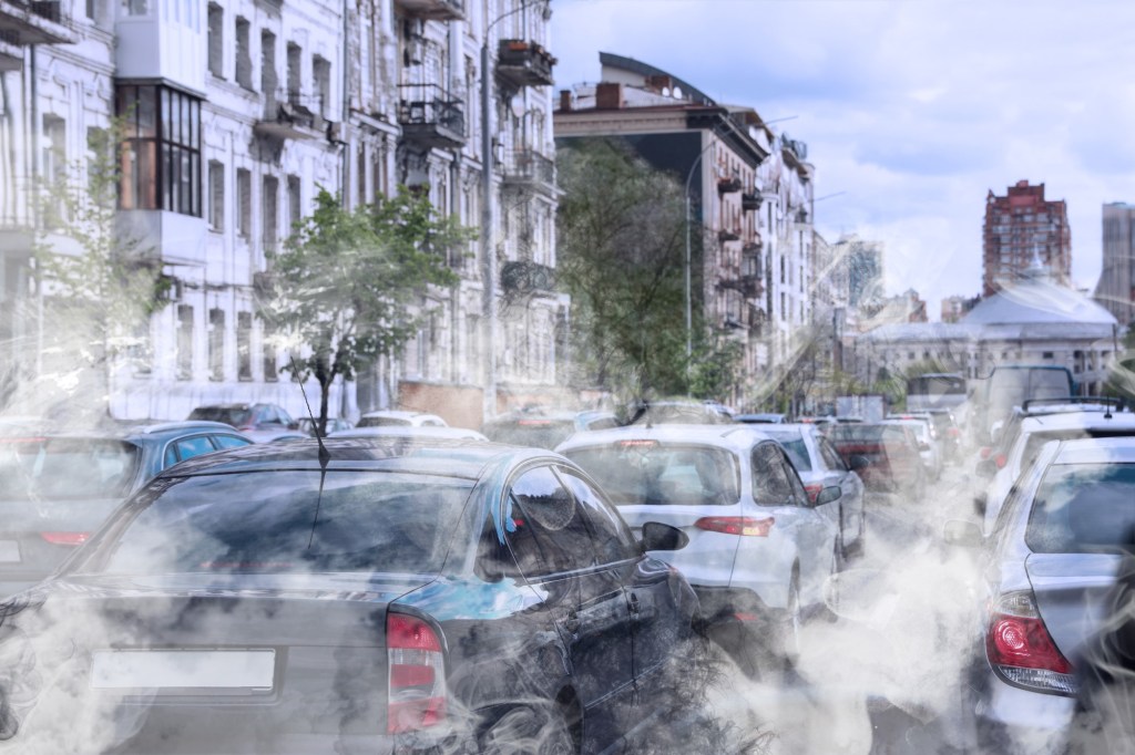 masini în oraș și aer contaminat