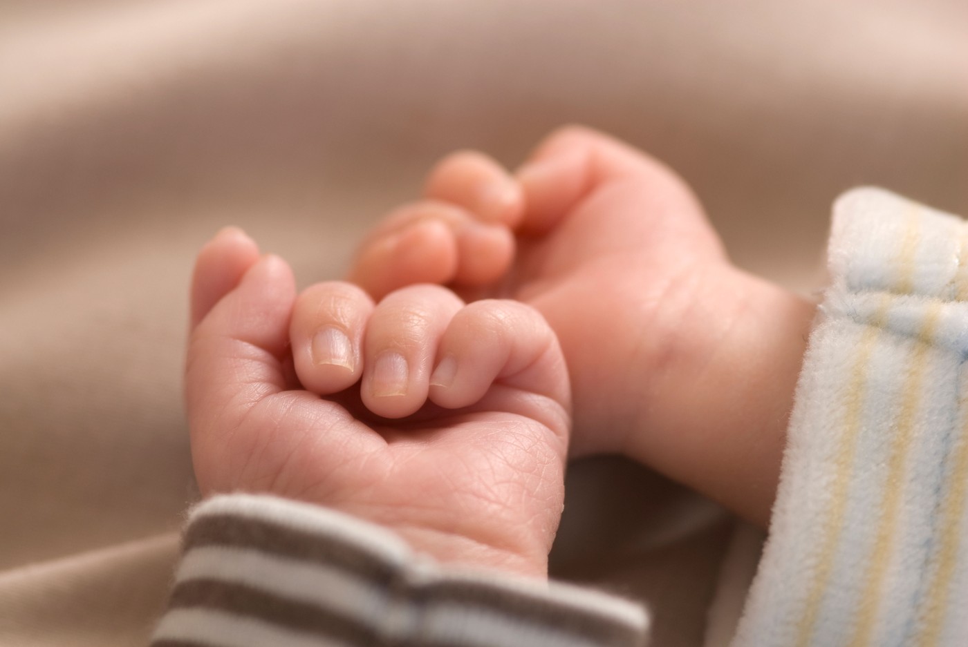Un cuplu de români a răpit nou-născuţii gemeni ai unei femei indoneziene. Au trăit cu bebelușii într-o maşină timp de 24 de zile, până când au fost prinşi