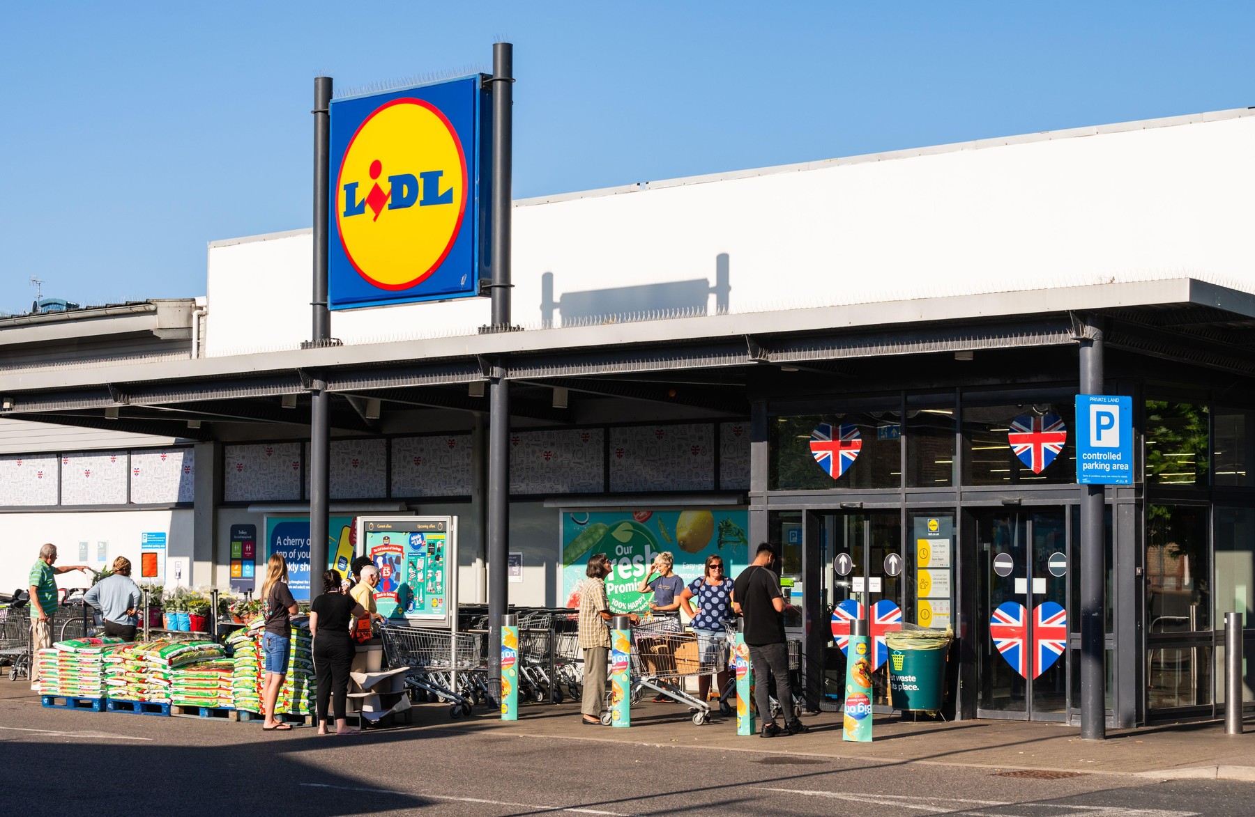 Cu reduceri, promoții și Lidl Plus, tot mai mulți clienți Lidl au ales produsele premium, iar profitul a crescut cu aproape o treime, în Marea Britanie