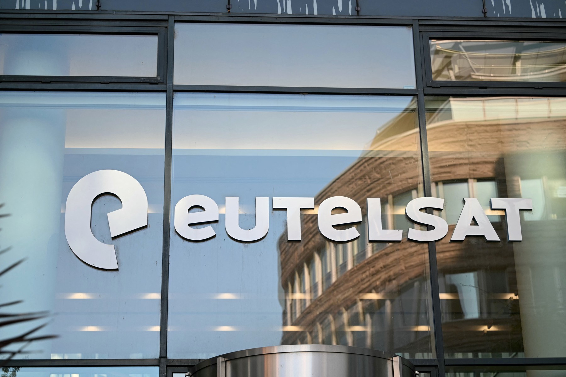 Prețul acțiunilor Eutelsat a crescut brusc pe bursă