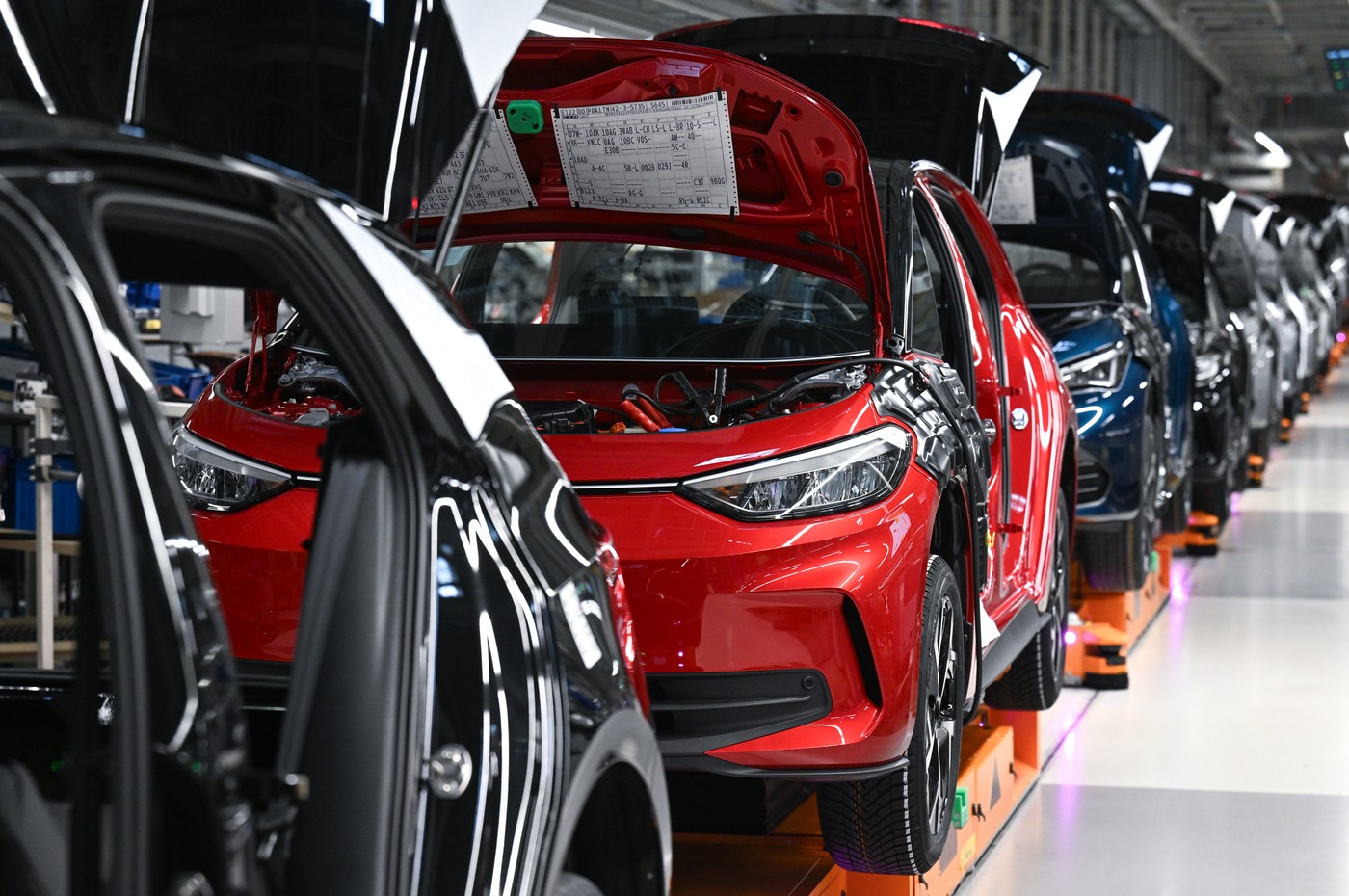 Volkswagen recheamă în service peste 72.000 de vehicule electrice din cauza bateriilor