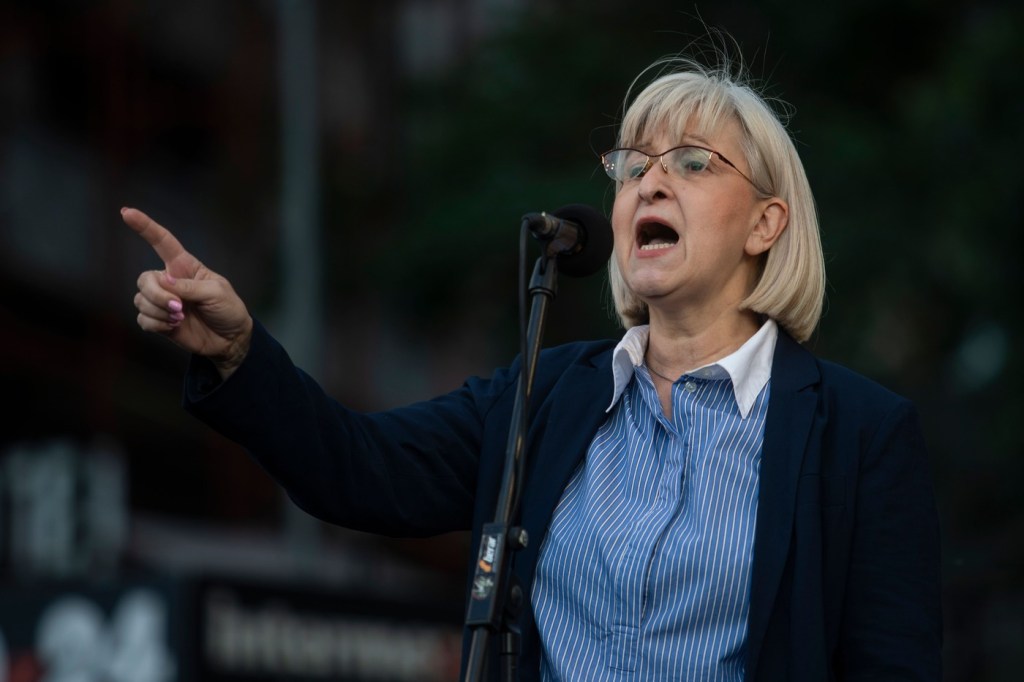 Mirjana Nikolić, în timpul unui protest, în mai 2026 Foto: Profimedia