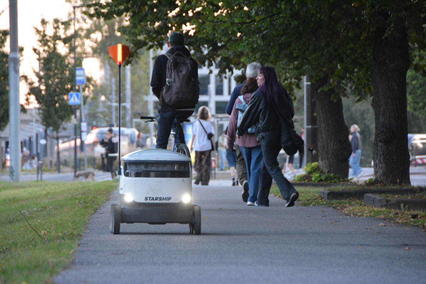 Un robot de livrări din Estonia a provocat un accident cu un autobuz și a plecat de la locul faptei