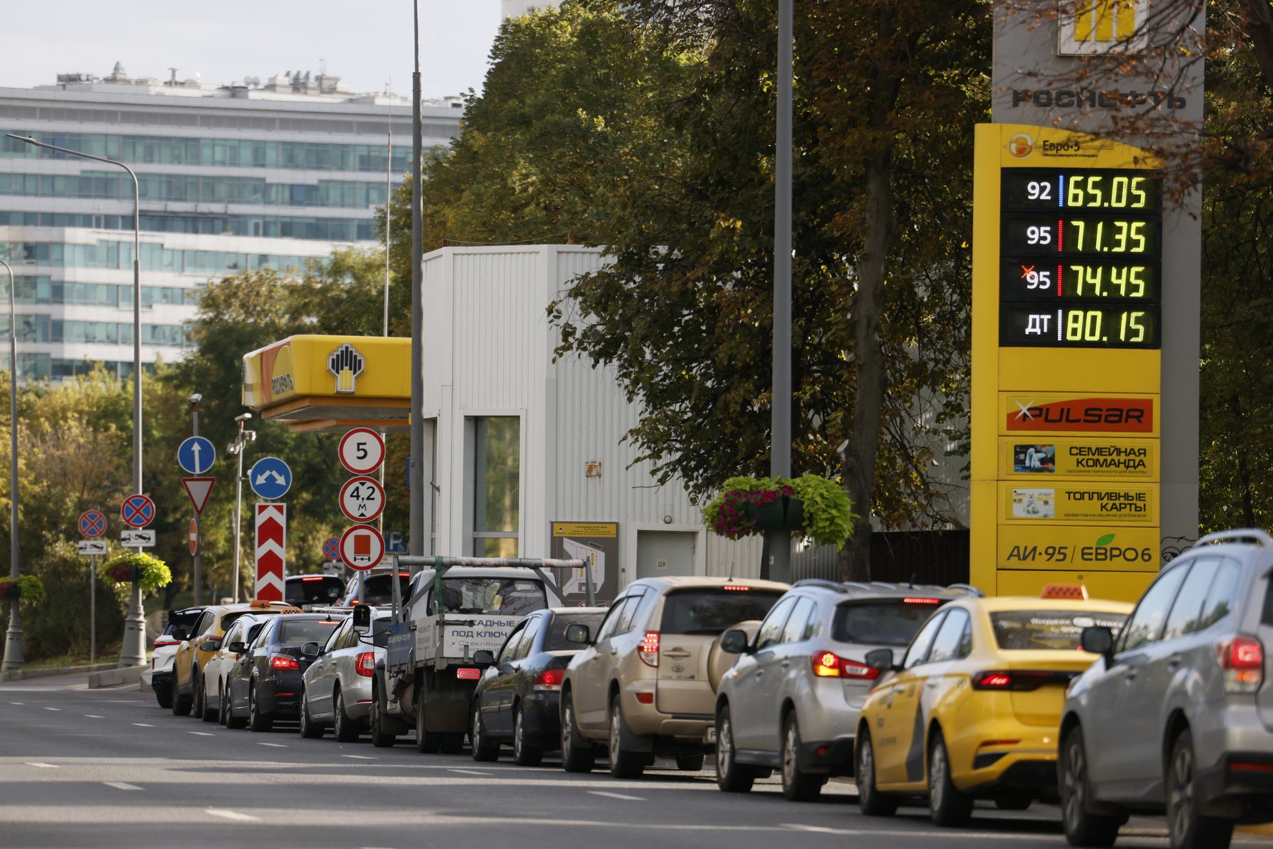 Cel mai apropiat aliat al Moscovei și-a redus livările de carburanți, chiar în mijlocul penuriei care a lovit piața rusă