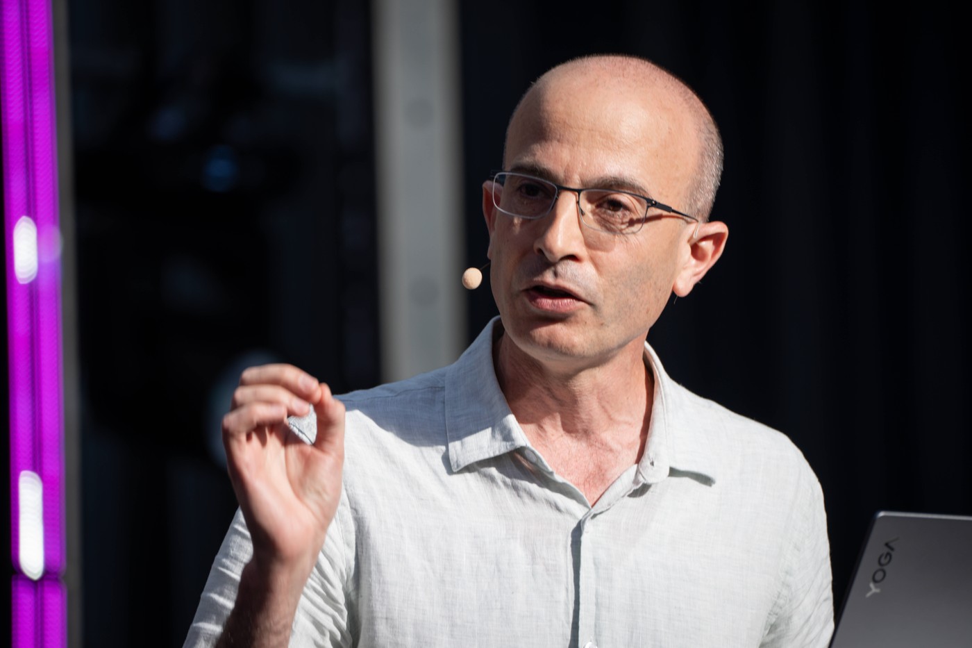 „Noi suntem vacile viitorului”, spune Yuval Noah Harari. Comparația, explicată