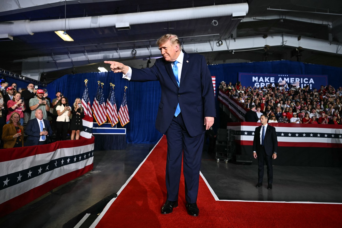 Donald Trump, criticat după apariția etichetei sacoului la un miting din Nebraska