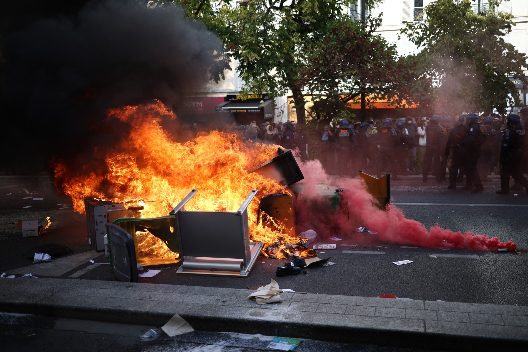 VIDEO Furia continuă pe străzile din Franța. Ciocniri cu forțele de ordine la Paris  / Ce se află în spatele protestelor cu zeci de mii de elevi, profesori și părinți