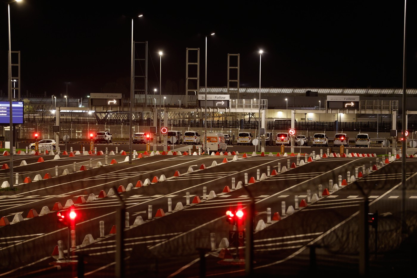 Imagine asociată subiectului: Accident la intrarea în Eurotunel, cu 19 răniți, după coliziunea unui microbuz cu un tren de marfă