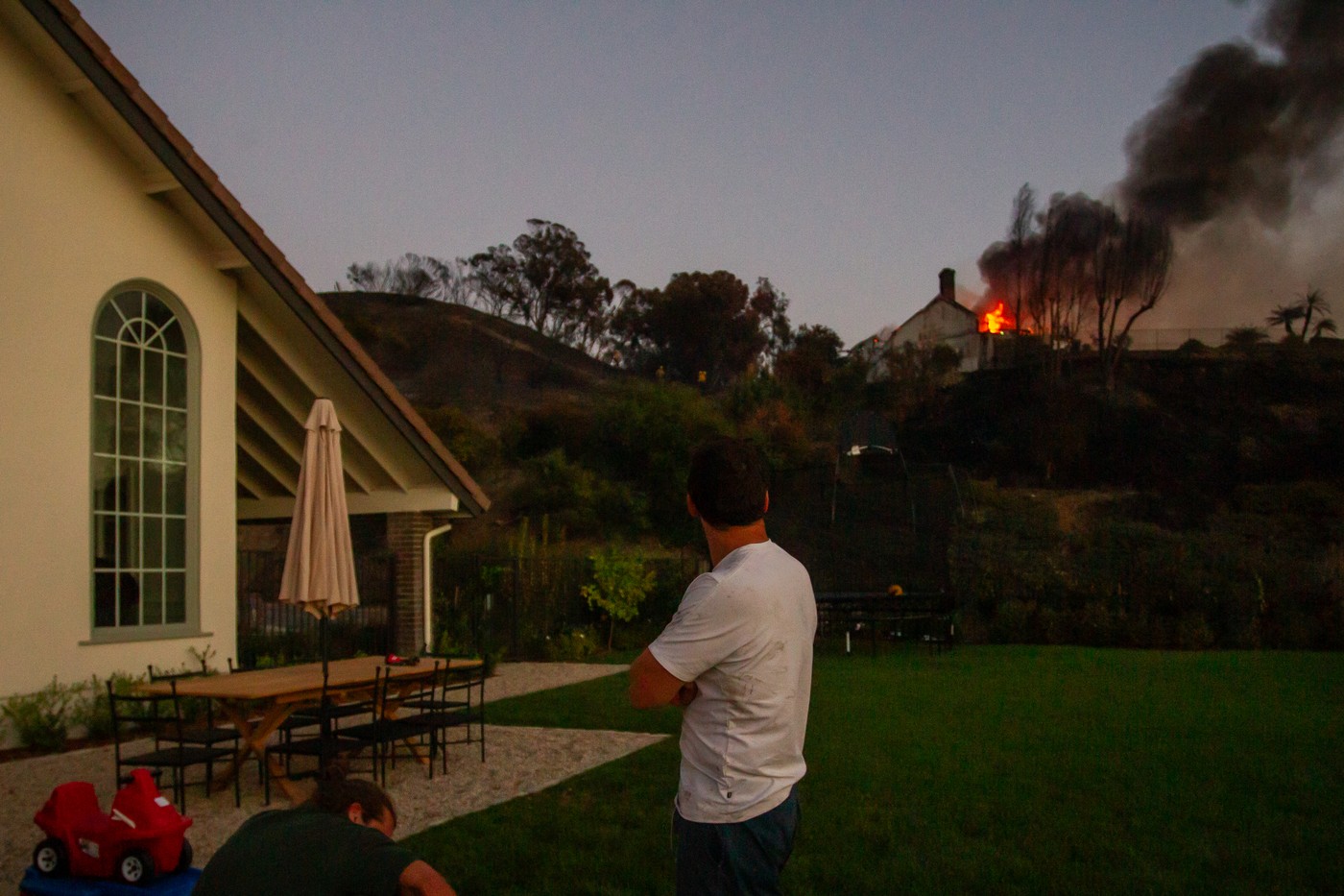 VIDEO Case în valoare de milioane de dolari, pârjolite de flăcări lângă Los Angeles. Un incendiu de pădure a devastat sute de hectare