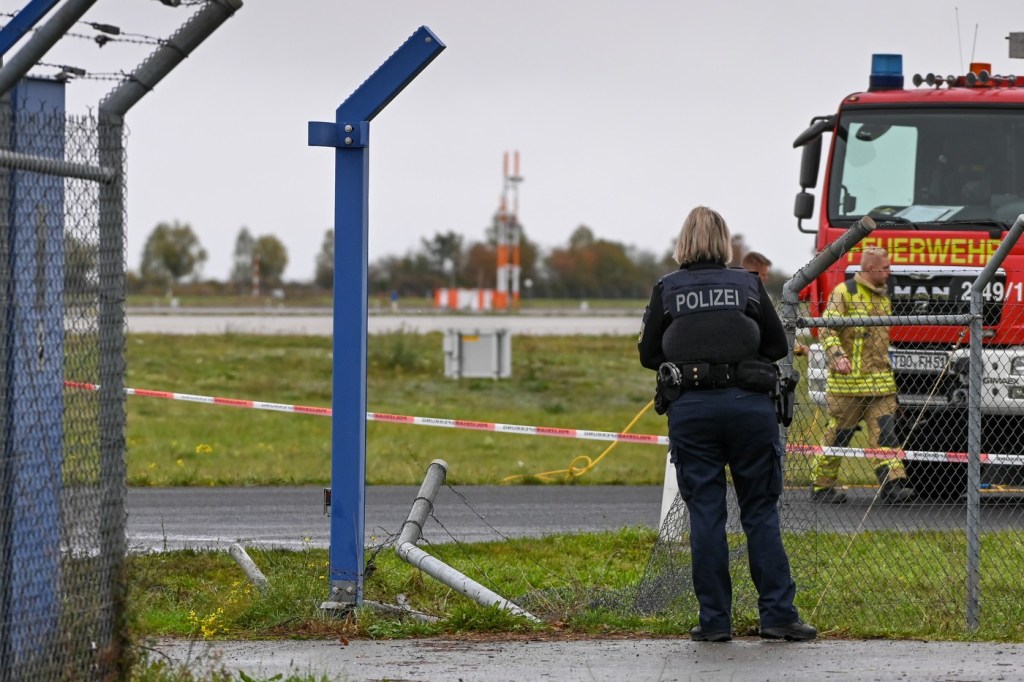 O gaură suspectă în gardul aeroportului din Leipzig, investigată de polițiștii germani