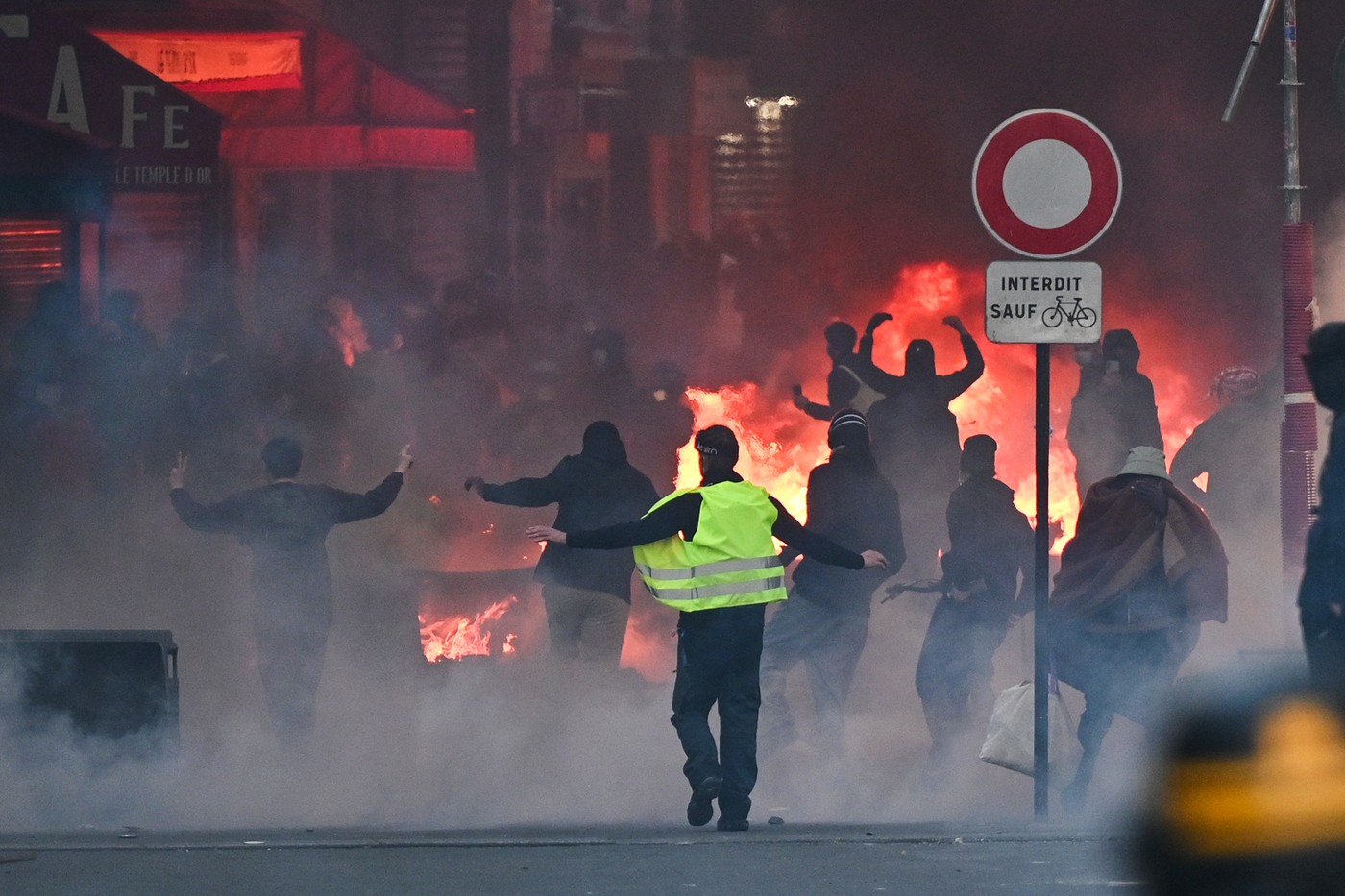 Noi proteste la Paris. Sticle și pietre aruncate spre forțele de ordine, care au intervenit cu gaze lacrimogene