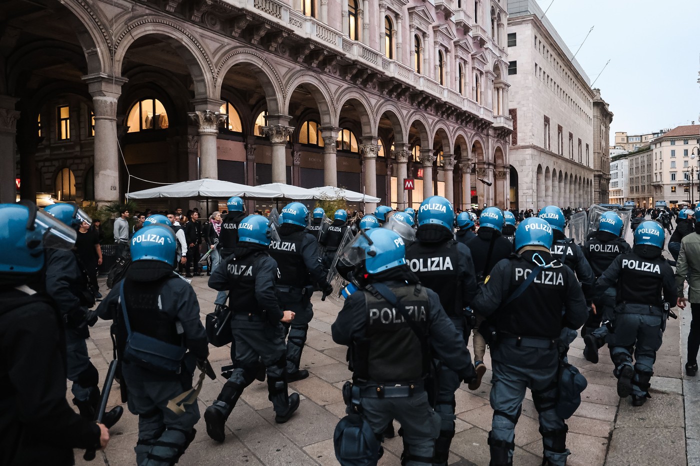Italia trimite 500 de soldați la Milano după violențele din weekend