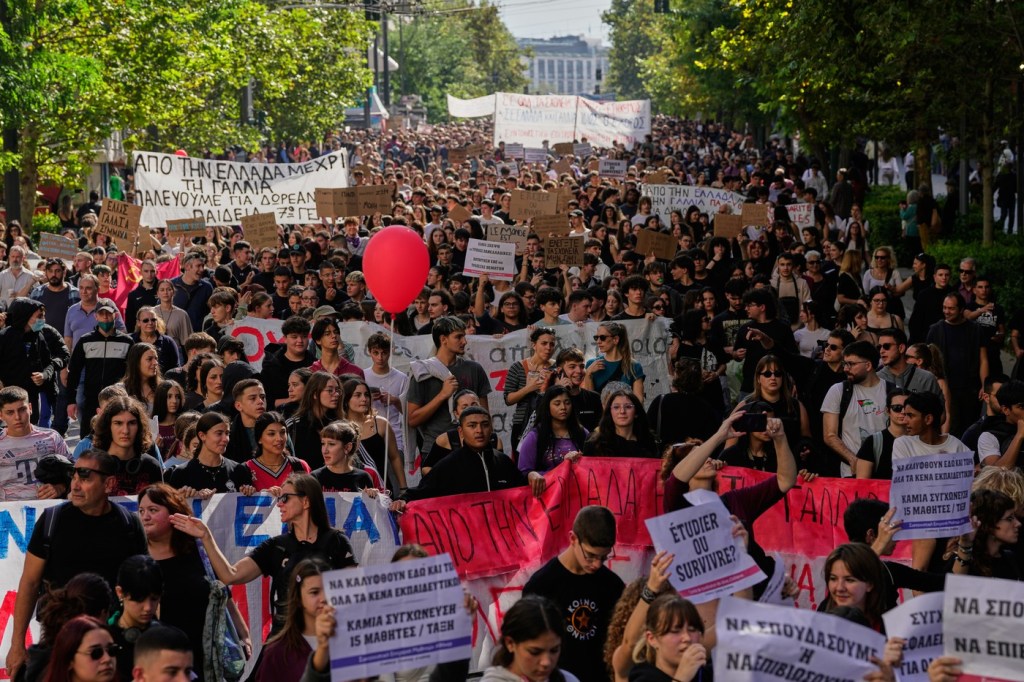 Studenții protestează pe străzile centrale ale Atenei pe 21 octombrie 2026. Foto: Profimedia