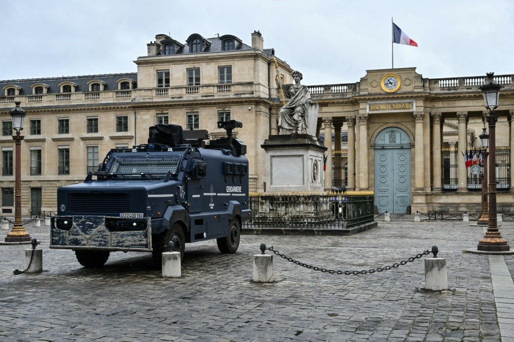 Mașină de intervenție pe străzile din Paris, înainte de o noua zi de proteste Foto: Profimedia