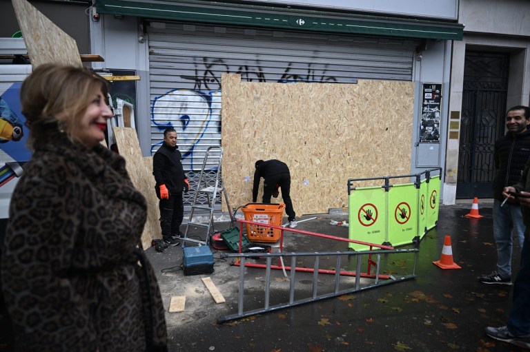 Magazinele din Paris și-au acoperit vitrinele cu panouri de lemn, înainte de protestele anuntațe astăzi, 24 octombrie Foto: Profimedia