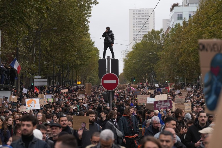Mii de oameni au ieșit pe străzi în Paris pentru un nou protest față de costurile tot mai ridicate de trai Foto: Profimedia