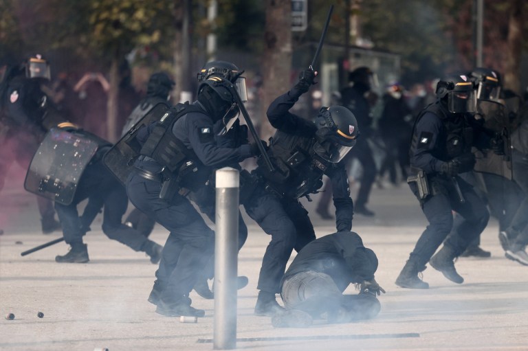 Un protestatar, lovit de forțele de ordine în timpul manifestației din Marsilia Foto: Profimedia