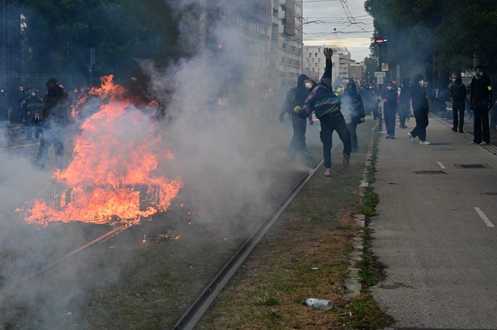 Un protestatar aruncă cu obiecte incendiare în timpul manifestației din Toulouse, Franța Foto: Profimedia