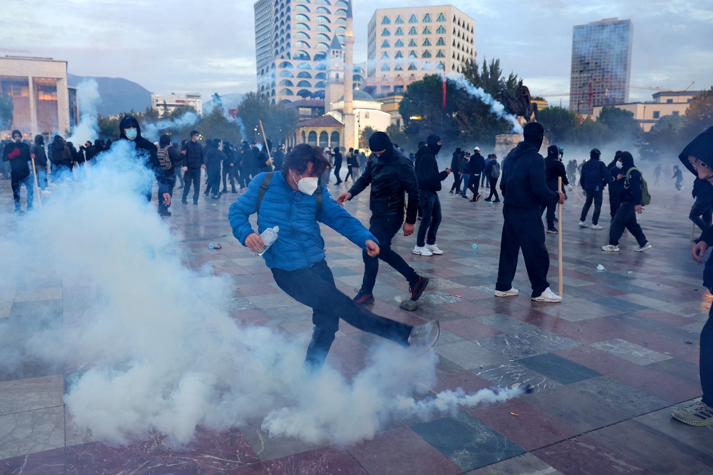 Proteste de amploare la Tirana. Clădirea unui minister a fost atacată cu pietre