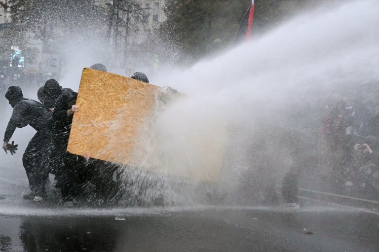 Ciocniri între manifestanți și forțele de ordine, în Paris Foto: Profimedia