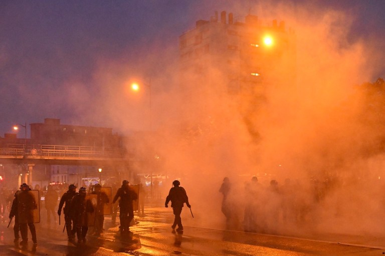 Ciocniri între manifestanți și forțele de ordine, în Paris Foto: Profimedia