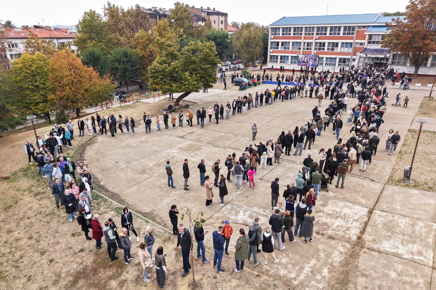 Alegeri în Serbia, cu cozi și prezență masivă. Când sunt așteptate rezultatele: e învins Vucic de mișcarea studenților?