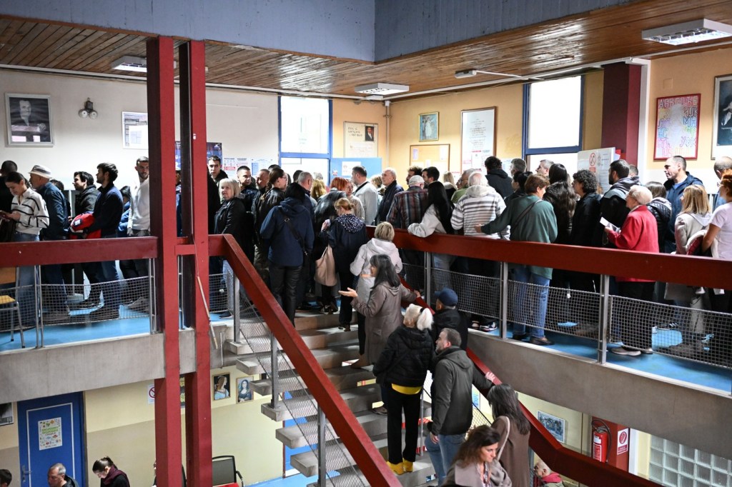Cozi la secțiile de votare din Belgrad, la alegerile parlamentare din Serbia Foto: Profimedia