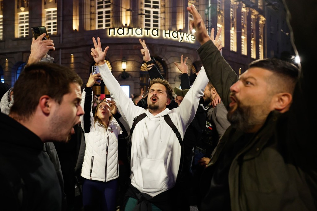 Sărbătoare pe străzile din Belgrad, după ce Vucic și-a recunoscut înfrângerea la alegeri Foto: Profimedia