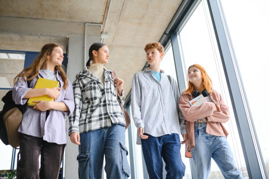 Discuțiile dintre adolescenți pot fi derutante pentru adulți. Folosesc cuvinte, expresii și automatisme care par fără niciun sens. FOTO: Shutterstock