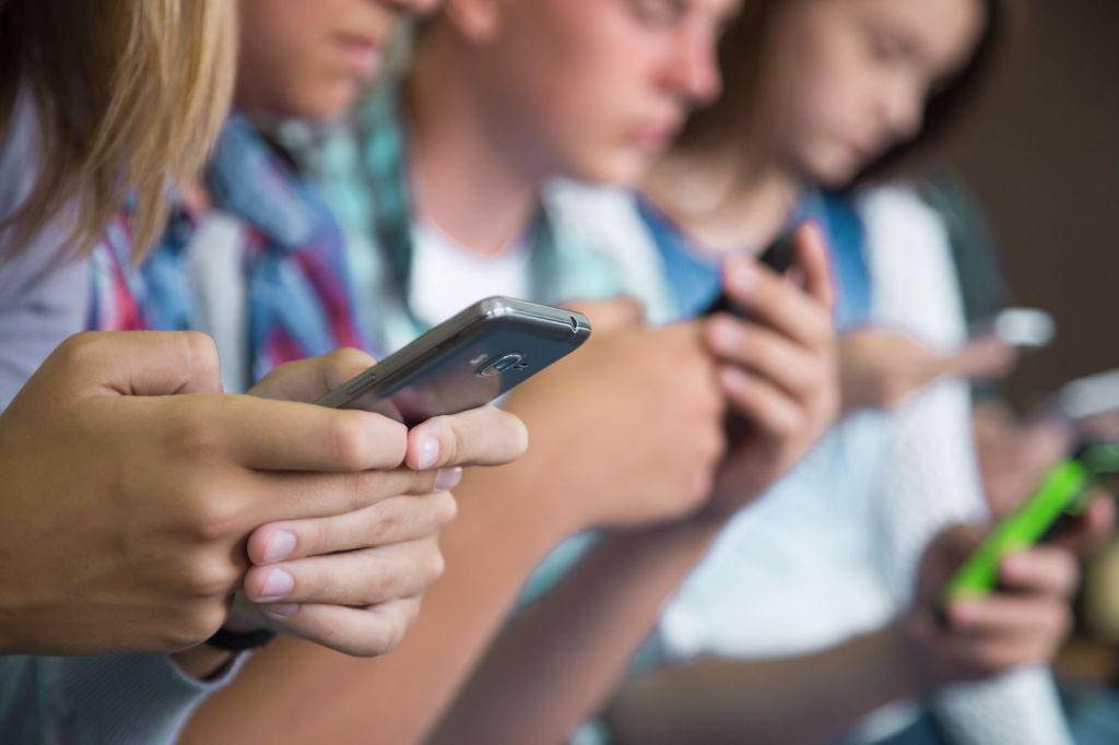 Elevi folosind telefoanele mobile. Foto: Shutterstock