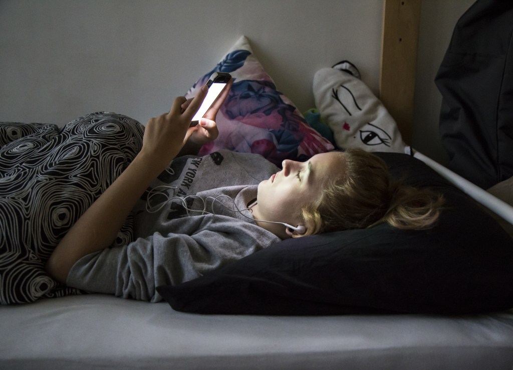 INTERVIU Metodele prin care adulții îi abordează pe copiii români prin servicii online de mesagerie privată și jocuri video ca să-i ducă în zone violente sau extremiste – explicațiile a doi ofițeri din structuri dedicate ale Poliției Române