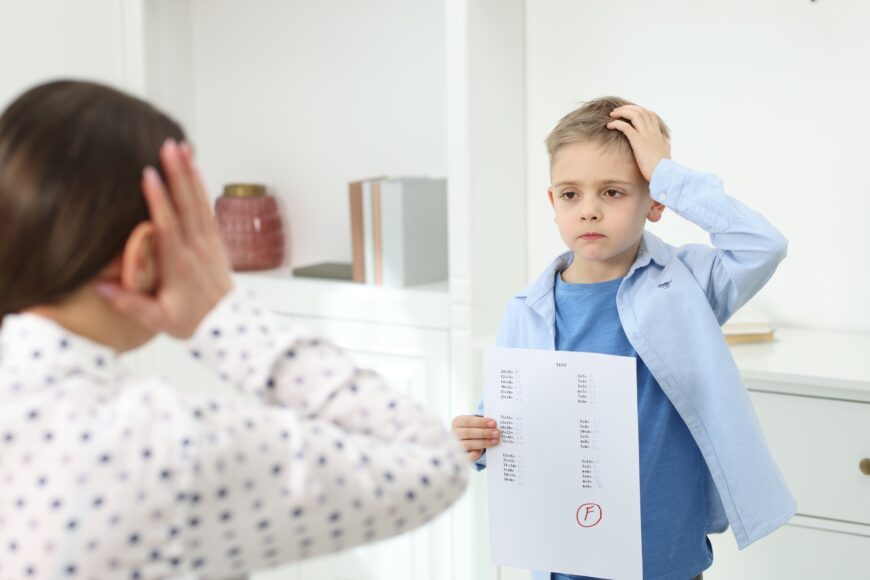 Stima de sine și notele pot ajunge strâns legate atunci când copilul vede fiecare rezultat școlar ca pe un verdict asupra propriei valori. Foto: Shutterstock