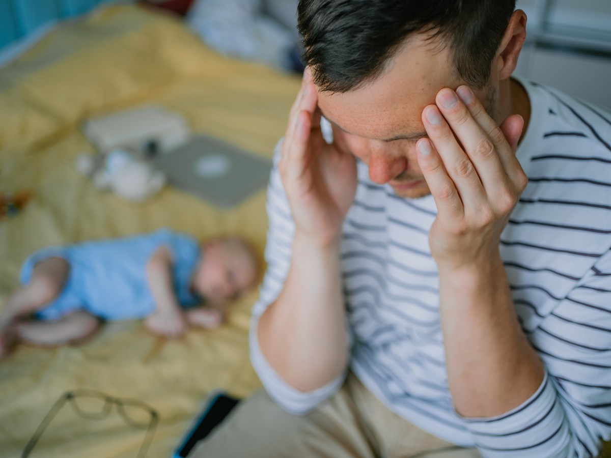 Ești tată și jobul și familia te sufocă. Adevărul ascuns despre burnout-ul parental la bărbați și cum să supraviețuiești acestei perioade