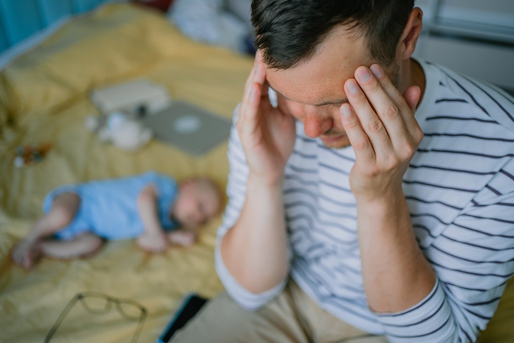 Pentru un tată care simte că trebuie să asigure partea leului din venitul familiei, presiunea financiară declanșează un efect de domino. FOTO: Shutterstock