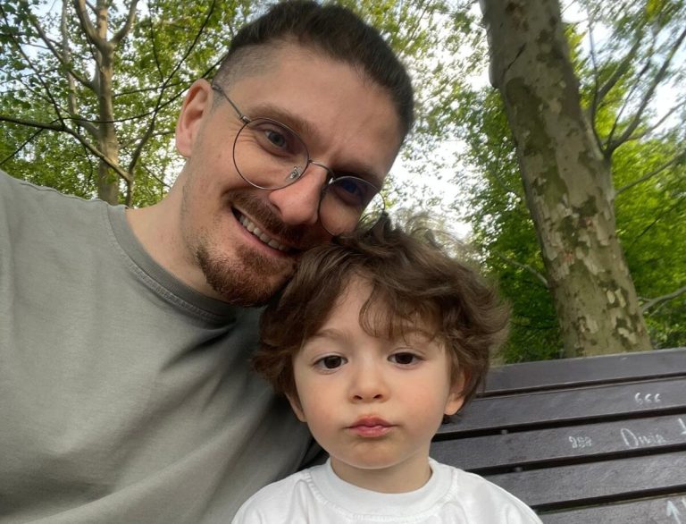 Victor este tatăl lui Anton, de trei ani și jumătate, alături de care învață bucuriile și provocările vieții de părinte. FOTO: Arhiva personală